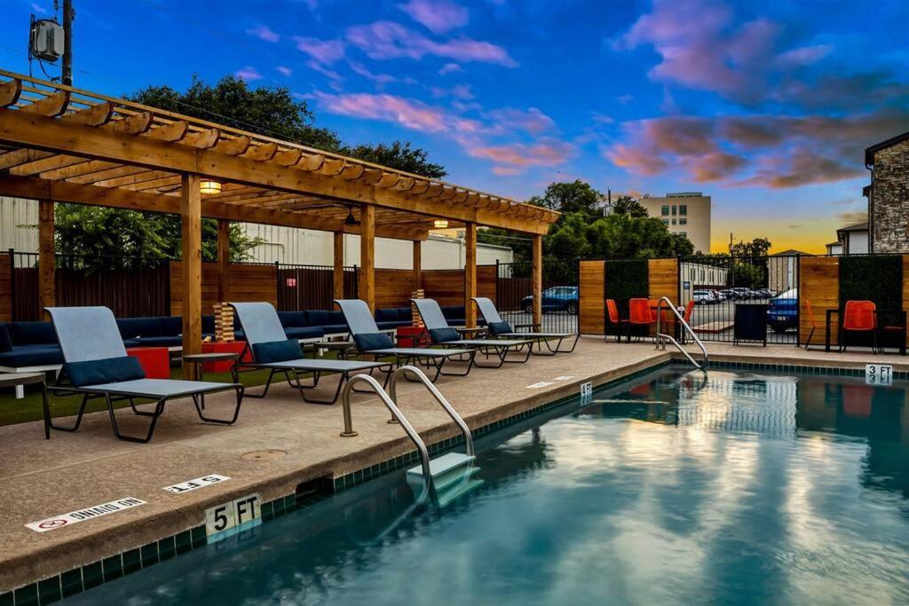 شقة Chic 2B Getaway - 10Min To Dtwn - W/D, Pool, Prkg أوستن المظهر الخارجي الصورة