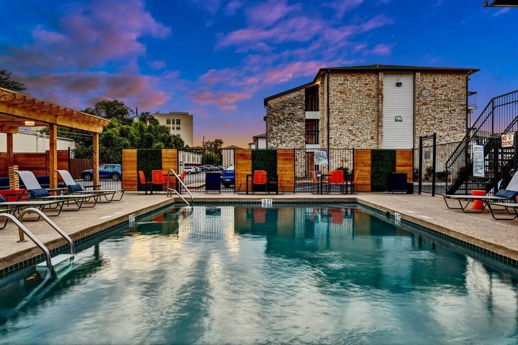 شقة Chic 2B Getaway - 10Min To Dtwn - W/D, Pool, Prkg أوستن المظهر الخارجي الصورة